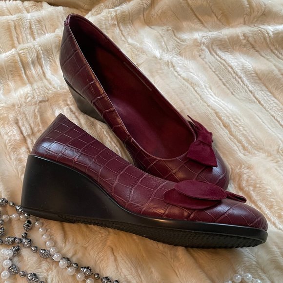 Beautiful Burgundy Vionic Pumps - Picture 2 of 4